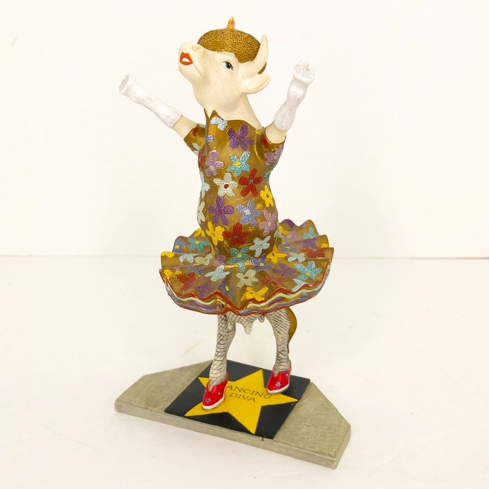 Cow parade  dancing Diva